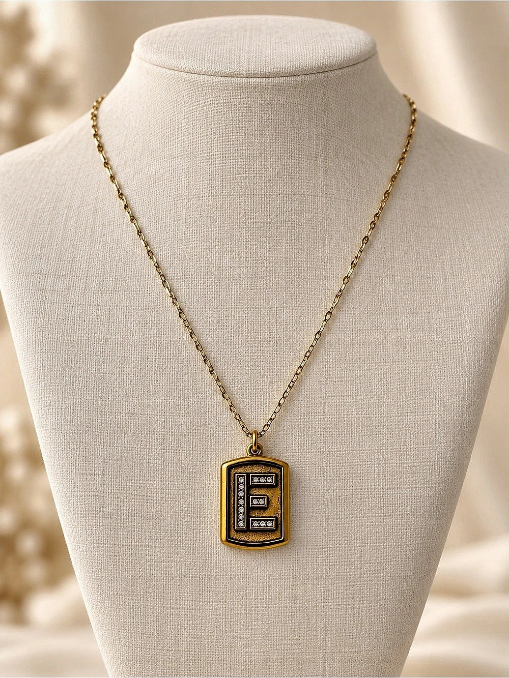 Gold-Tone Pendant Necklace Like New 309